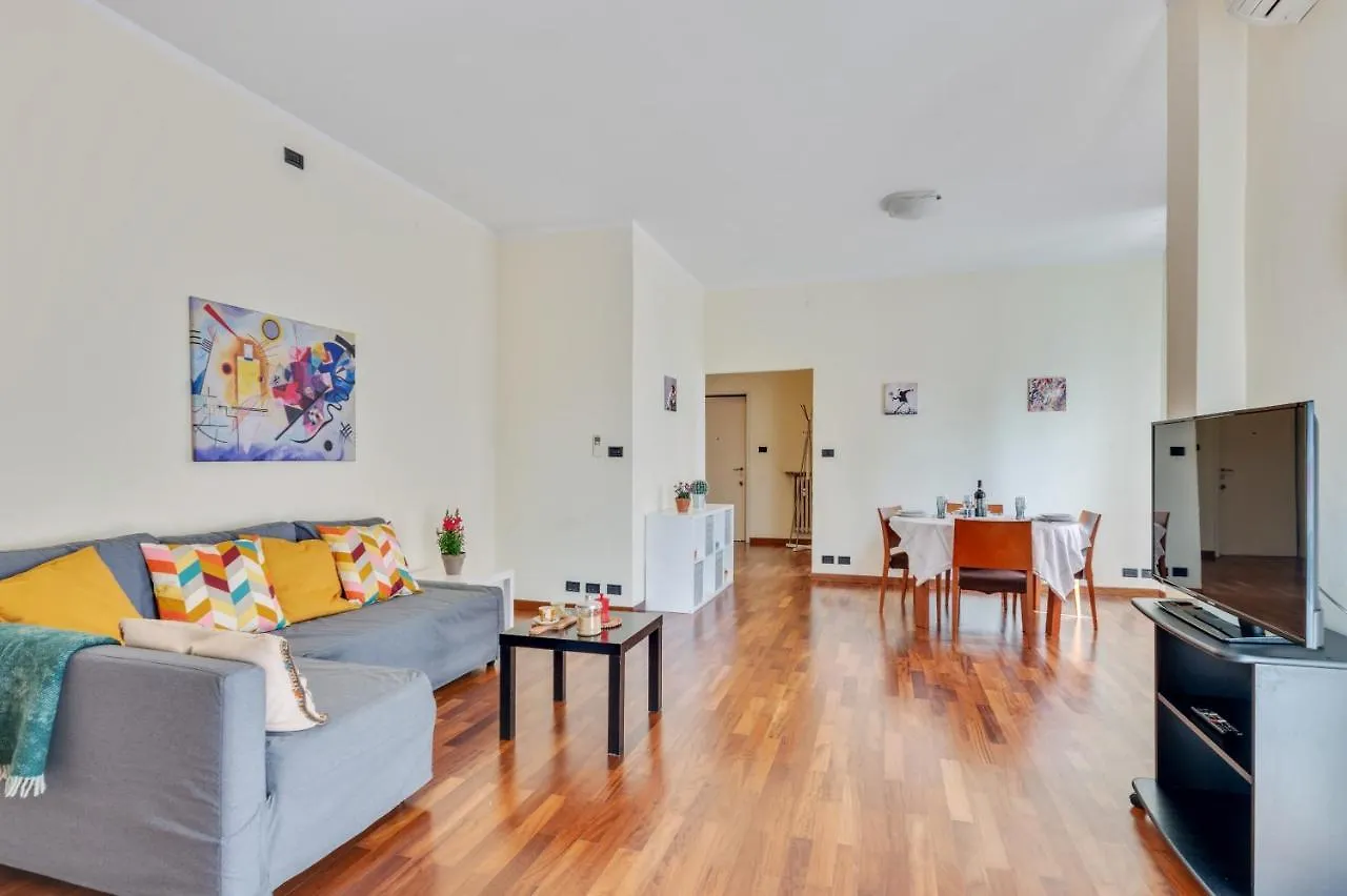 Oltretorrente Ampio Appartamento Con Balconi Parma
