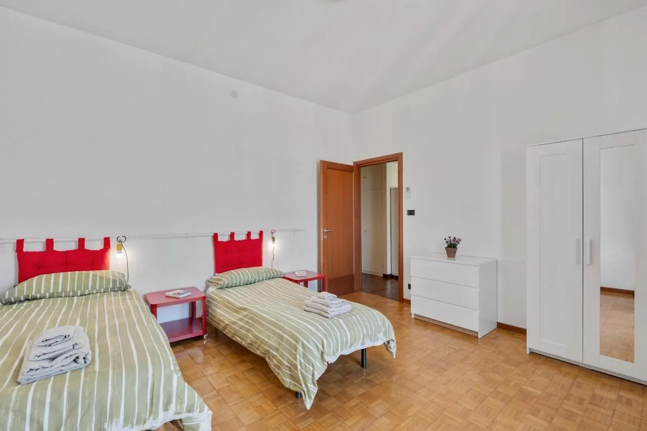 Oltretorrente Ampio Appartamento Con Balconi Parma 0*,  Italy