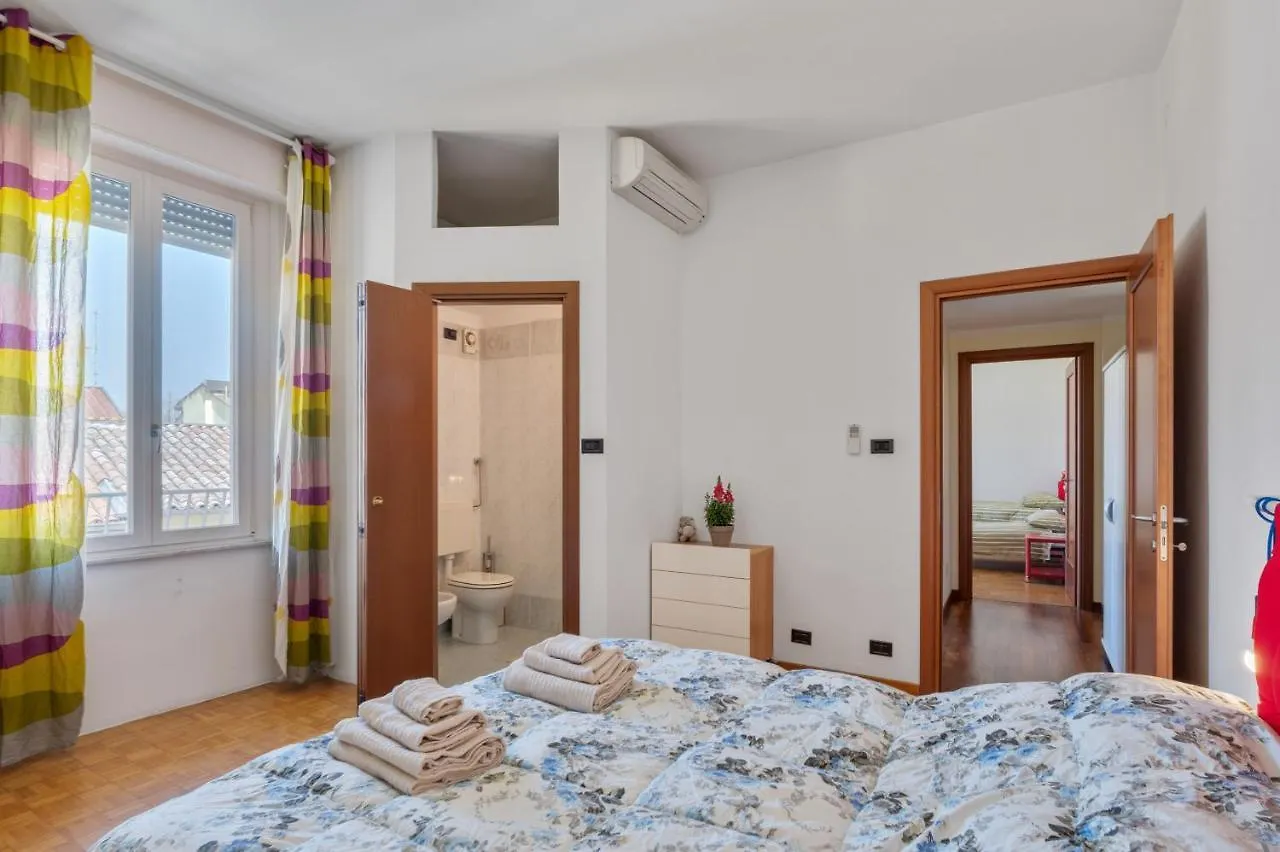 Apartment Oltretorrente Ampio Appartamento Con Balconi Parma Italy